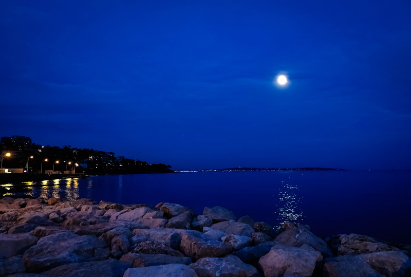 outdoors, moonlight, rock, tranquility, blue, seashore, rock - object, cannes, moonrise, beach, 4K, moon, sunset, tranquil scene, sea, cityscape, france