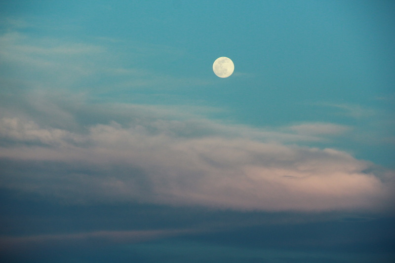 astronomy, cloud plume, idyllic, evening gold, circle, no people, space, moonlight, tranquil scene, planetary moon, lighting, sky, summer evening, full moon