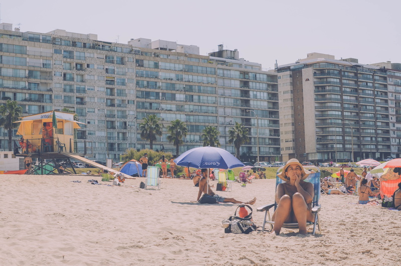 men, sky, travel, parasol, leisure activity, 4K, nature, hollidays, adult, architecture, real people, beach, umbrella, land, people, montevideo, building exterior