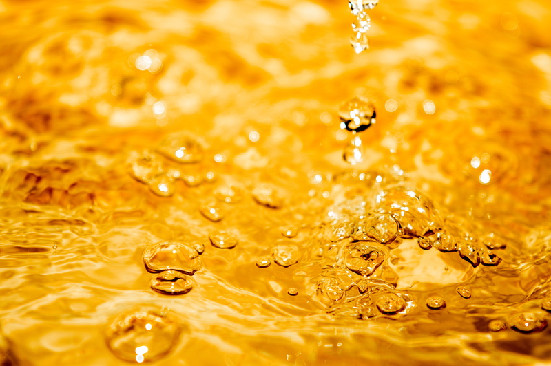 photography, wet, macro, gold colored, flowing, splash, 5K, yellow, extreme close-up, texture, close, fresh, motion, wave, pattern, splashing, nature