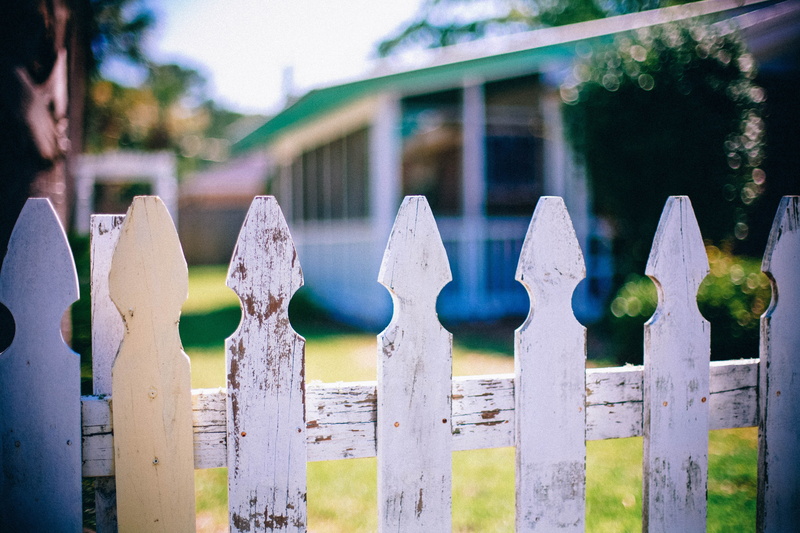 picket fences, outdoors, selective focus, neighbor, picket Fence, wooden, building exterior, wood - Material, fence, sunlight, neighborhood, metal, white