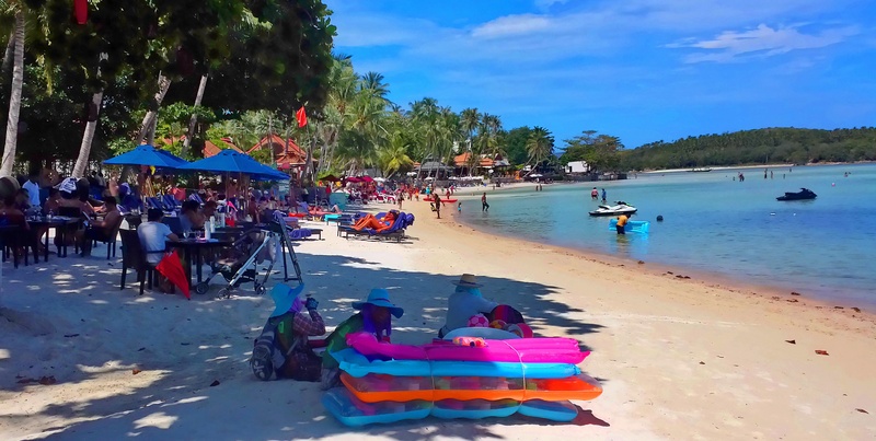 lifestyles, day, beach, sun, asia, holiday, tropical, plant, thailand, 2K, large group of people, real people, travel, seascape, samui, leisure activity