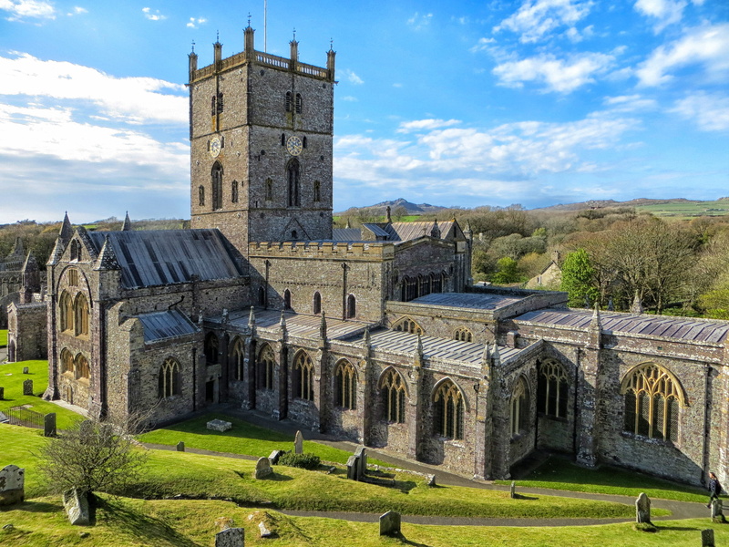 uk, cloud - sky, sky, grass, wales, building exterior, 4K, religious, abbey, pembrokeshire, cathedral, travel, st davids cathedral, west wales, no people
