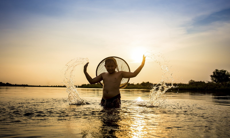 scenics - nature, motion, nature, human arm, looking at viewer, leisure activity, Asian, sunlight, arms raised, splashing, sunset, children, water, outdoors