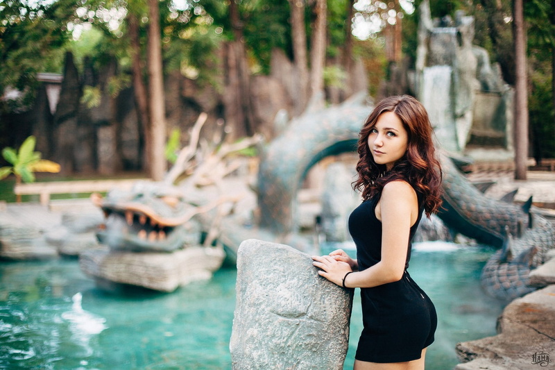 beautiful people, young women, fashion, one person, wavy hair, nature, portrait, beautiful woman, looking at viewer, long hair, young adult, adult, depth of field