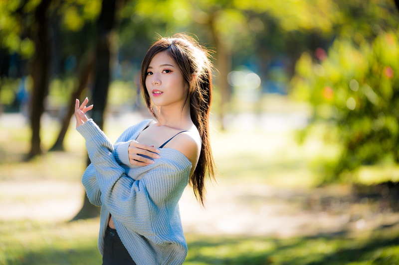 outdoors, long hair, 1080P, casual clothing, Asian, focus on foreground, looking at viewer, sweater, adult, lifestyles, young adult, one person, portrait