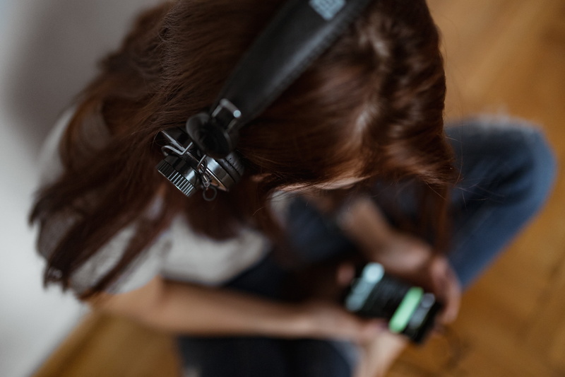 hair, caucasian, relaxation, long hair, human hair, technology, adult, alone, listen to, women, holding, beautiful, phone, young, one person, human body part