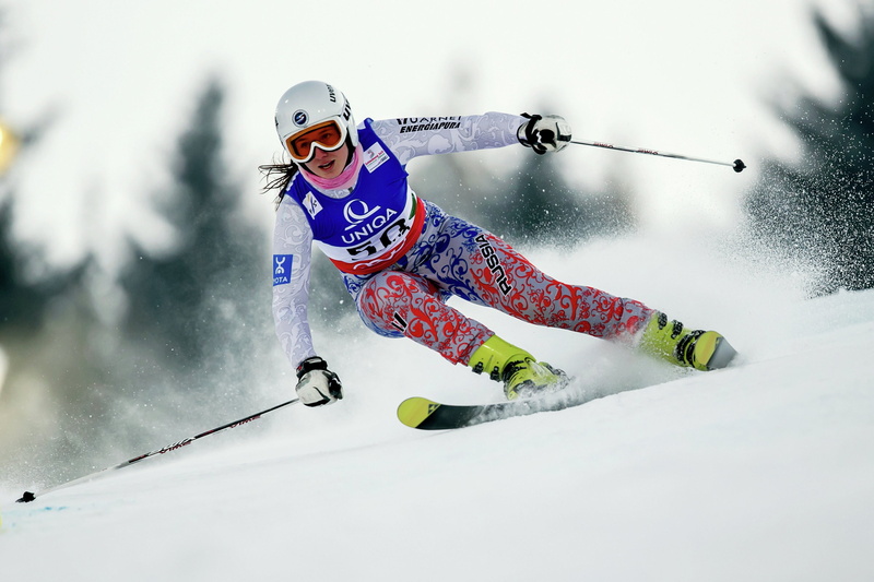 ski pole, headwear, motion, 2K, snow, extreme sports, skiing, sport, sports, sports equipment, mountain range, skill, cold temperature, leisure activity