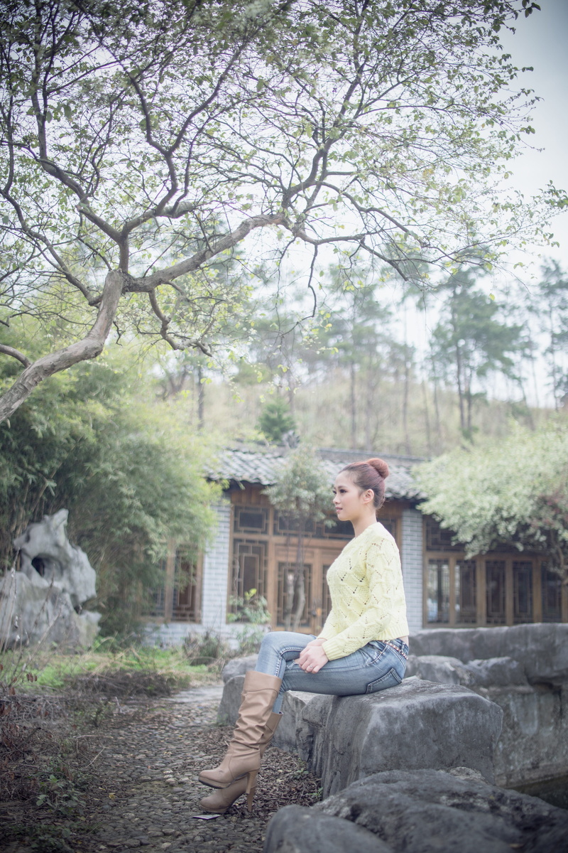 house, beautiful woman, casual clothing, hairstyle, young adult, the new green, park photo, contemplation, Yard, full length, the yard, simple and elegant