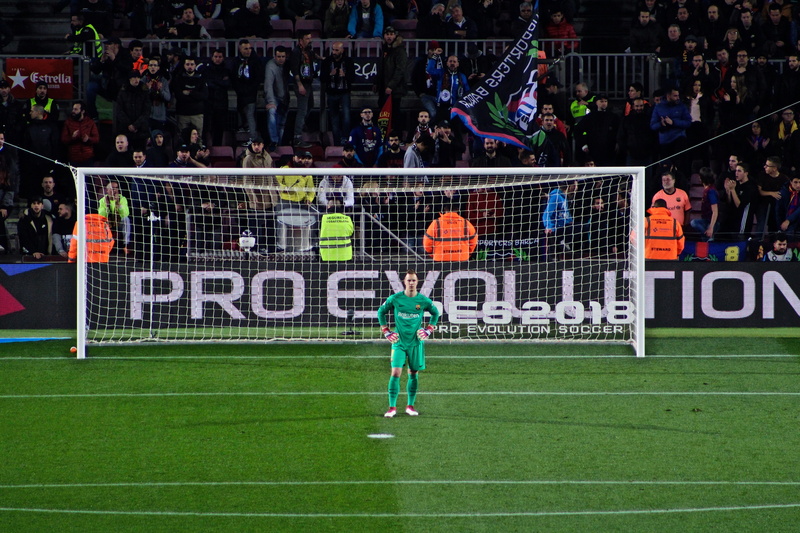 athlete, real people, crowd, large group of people, lifestyles, men, grass, fc barcelona, green color, playing, barcelona, leisure activity, day, group of people
