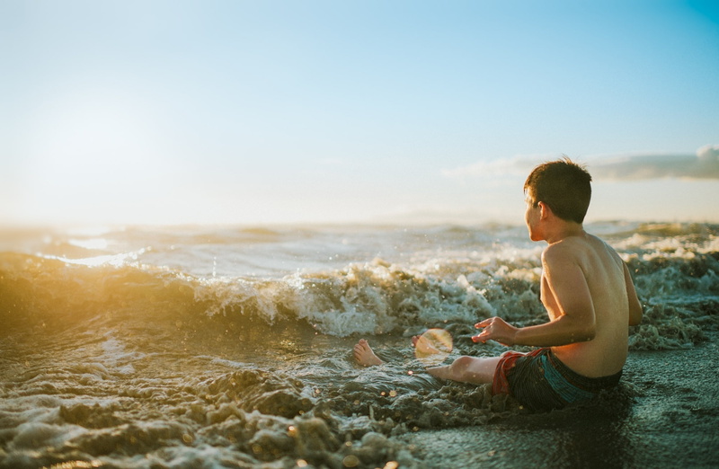 sitting, lifestyles, outdoors, Young, Cute, land, leisure activity, childboy, sunlight, Water, trip, havingfun, lens flare, nature, sky, child, Beach, side view