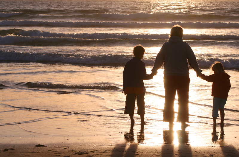 group of people, people, leisure, woman, real people, childhood, son, leisure activity, fun, together, 4K, sunset, men, togetherness, mother, kid, young