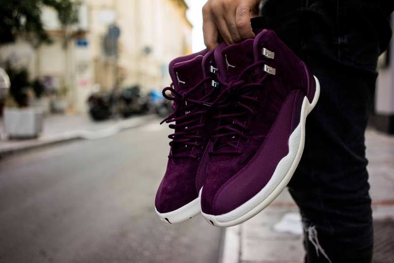 lifestyles, sneakers, shoe, human body part, jeans, day, carry, street, hand, road, leisure activity, velvet, adult, women, real people, city, trainers
