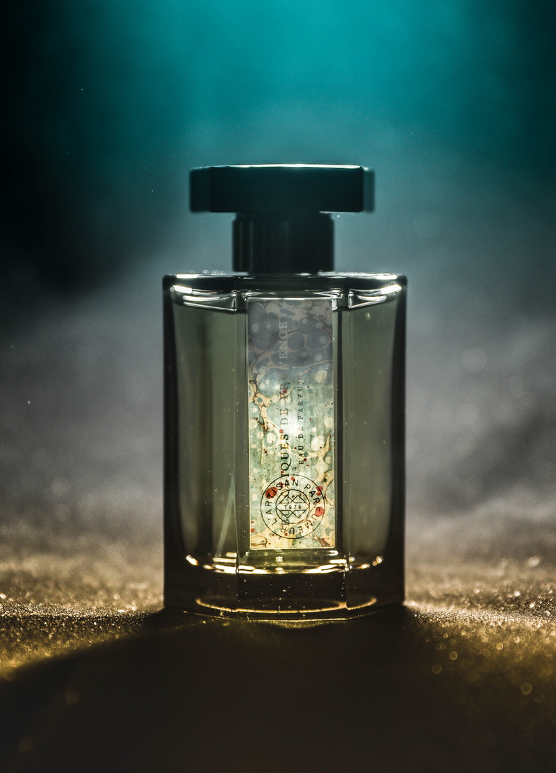 perfume sprayer, clear, perfume, veins, black, aftershave, crystal, indoors, clock, alarm clock, cylinder, land, lion, glass - material, 4K, food, table
