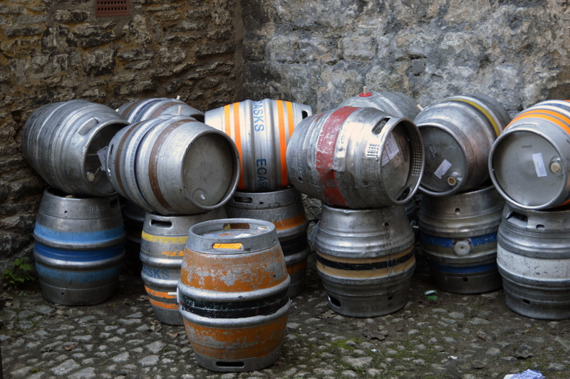 alcohol, scruffy, beverage, no people, day, refreshment, ale, side by side, 5K, still life, brewery, keg, cylinder, food and drink, drink, in a row, beer - alcohol