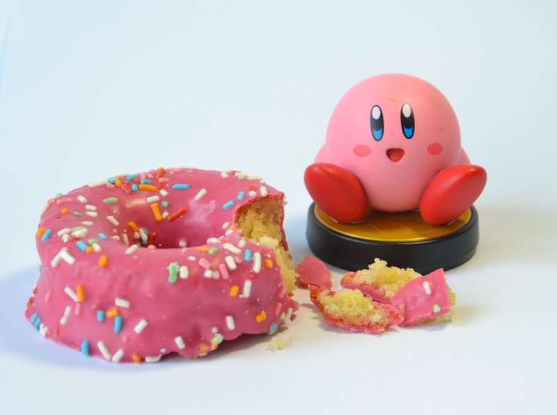 coin Bank, rosa, donut, white background, food, doughnut, figurine, close-up, indoors, finance, piggy Bank, temptation, sprinkles, ready-to-eat, savings