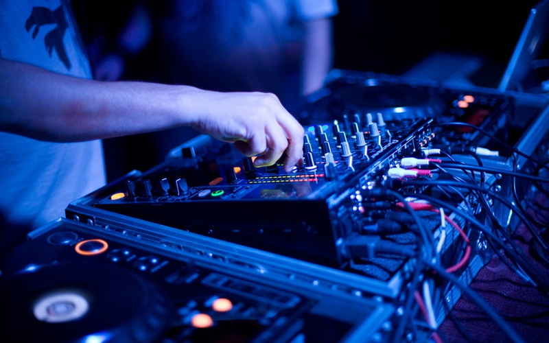 studio, sound mixer, night, mixing, skill, mixing consoles, sound recording equipment, technology, music, control, indoors, nightlife, hand, turntables