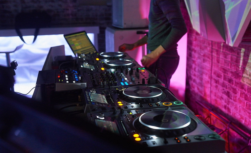 indoors, arts culture and entertainment, occupation, turntable, DJ, midsection, human limb, terminal, 1080P, turntables, music, technology, mixing consoles