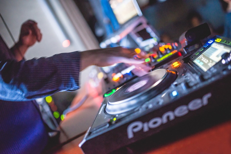 real people, DJ, mixing consoles, arts culture and entertainment, 1080P, occupation, equipment, night, sound mixer, sound recording equipment, record