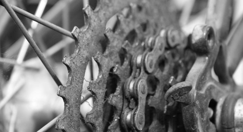 gear, bicycle, machine part, selective focus, full frame, photography, boundary, 2K, pattern, backgrounds, pinion gear, metal, no people, grayscale, protection