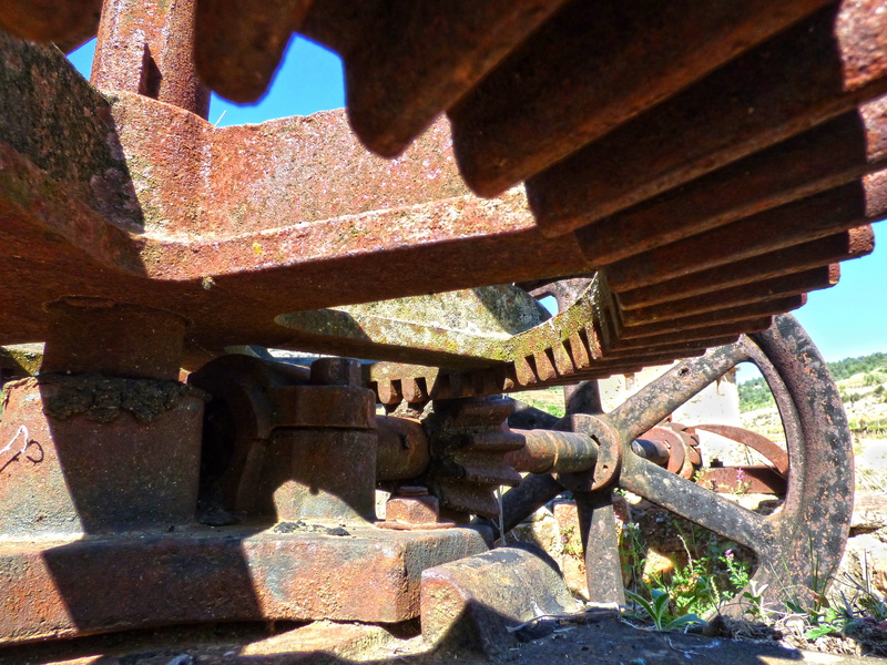 built structure, metal, shadow, old, well, rusty, deterioration, history, day, gear, sprocket, mechanism, architecture, decline, machine part, wrought iron