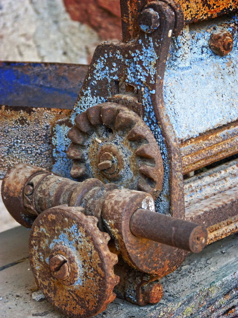 concepts, gears, machinery, tools, run-down, art and craft, close-up, 4K, decline, sprocket, abandoned, outdoors, architecture, no people, old, peeling paint