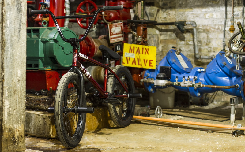 land vehicle, wheel, focus on foreground, city, chain, Sprocket, people, 5K, cycling, Bmx, gearing, crankset, tire, component, industry, sports, metal