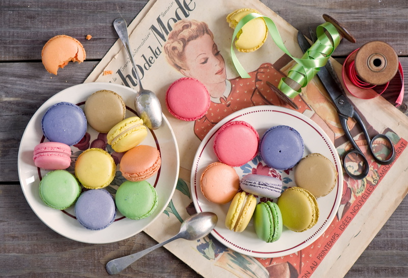 macaroon, meringue, cookie, table, wood - Material, temptation, yellow, baking, colorful, freshness, close-up, bakery, container, gourmet, still life, 1080P