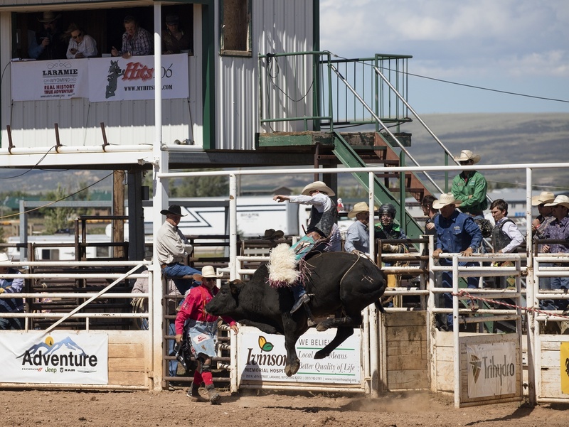 adult, spurs, sport, building exterior, ride, bucking, danger, lifestyles, cowboys, real people, competition, transportation, nature, occupation, built structure