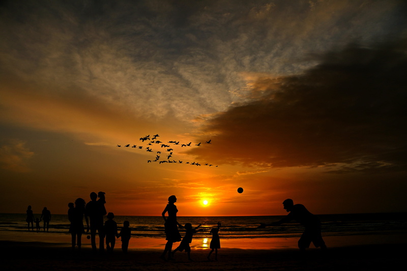 twilight, sunset, water, cloud - sky, 4K, silhouette, flying, sky, children, romantic, horizon over water, mood, photo, land, nature, atmosphere, holidays