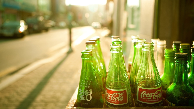 alcohol, food and drink, drink, transparent, bottle, green color, in a row, refreshment, 1080P, glass, cola, table, bottles, container, indoors, close-up
