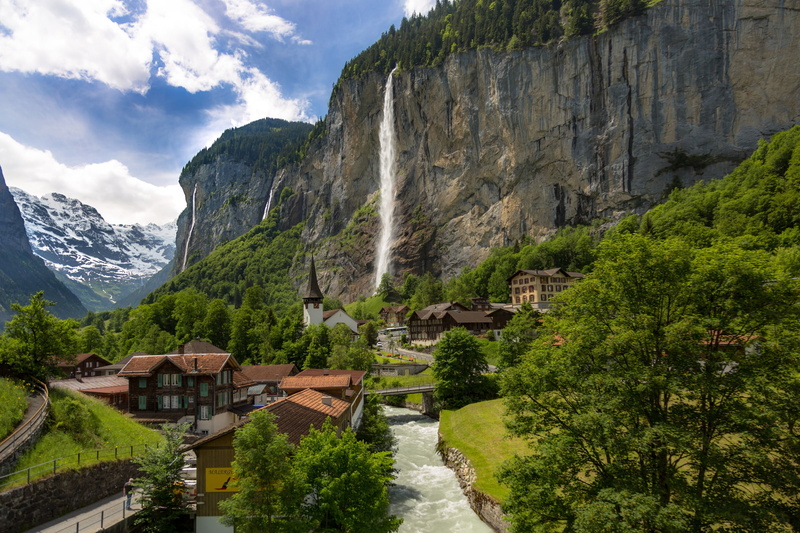 greens, the sky, Switzerland, rocks, trees, the sun, forest, waterfall, home, river, Lauterbrunnen, clouds, 1080P, mountains