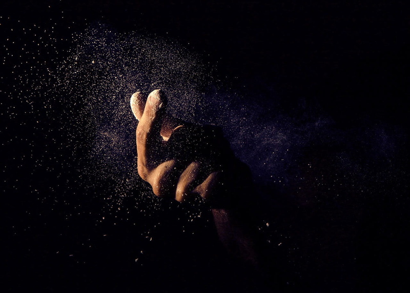 motion, real people, night, studio shot, hand holding, scatter, white, leisure activity, photo, magnesia, human body part, indoors, dark, unrecognizable person