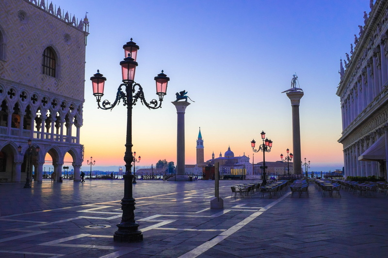 Venice, the column of St Theodore, Italy, black, 1080P, Doges Palace, morning, St. Marks column, streetlight, Piazzetta