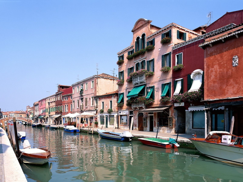 urban, mode of transportation, transportation, boat, city, water, moored, outdoors, building, incidental people, residential district, built structure