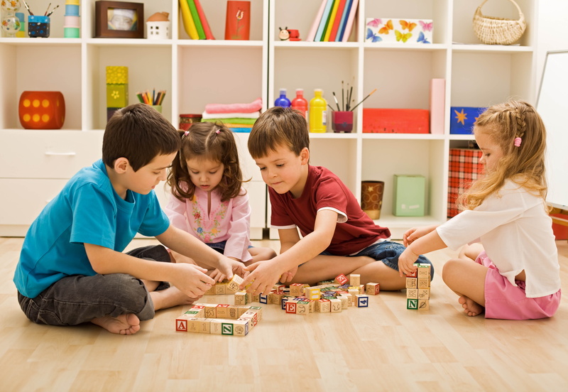 men, enjoyment, sitting, black, t, leisure Games, males, full length, offspring, caucasian Ethnicity, cubes, shirt, classroom, women, child, cheerful, education