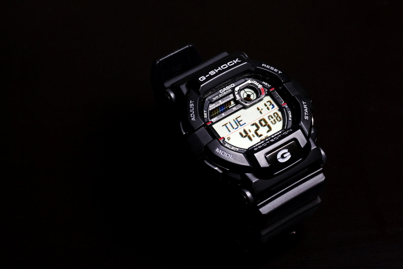 still life, round, photography themes, wristwatch, indoors, time, camera - photographic equipment, gadgets, showing, single object, watch, displaying, studio shot