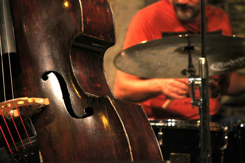 neck, midsection, orange, music, stage, playing, skill, musical Instrument, string Instrument, performing Arts Event, drums, violin, drum, man, crew, using