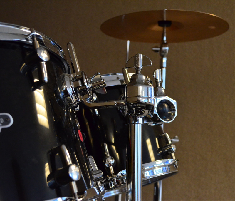 no people, drum kit, selective focus, set, brown, coffee, music, wall - building feature, metal, drum, drums, close-up, shiny, percussion instrument, 2K