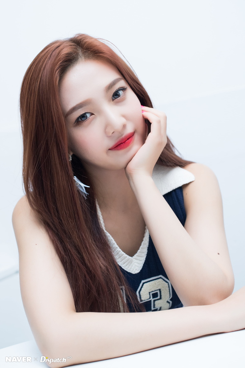 white background, hairstyle, Joy (Red Velvet), portrait, one person, brown hair, women, contemplation, young adult, RedVelvet, indoors, beauty, beautiful woman