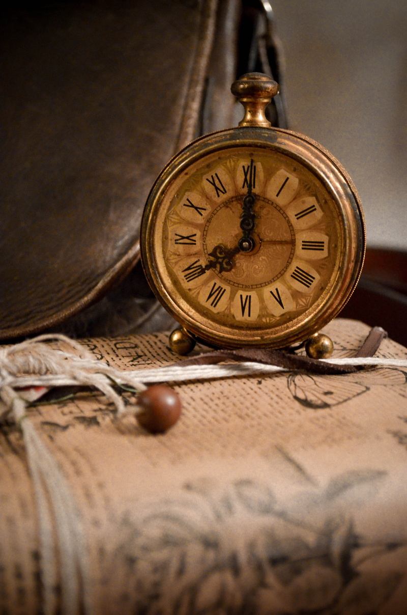 close-up, 4K, clock, clock face, number, old-fashioned, minute hand, roman, indoors, no people, selective focus, time, antique, still life, wall clock