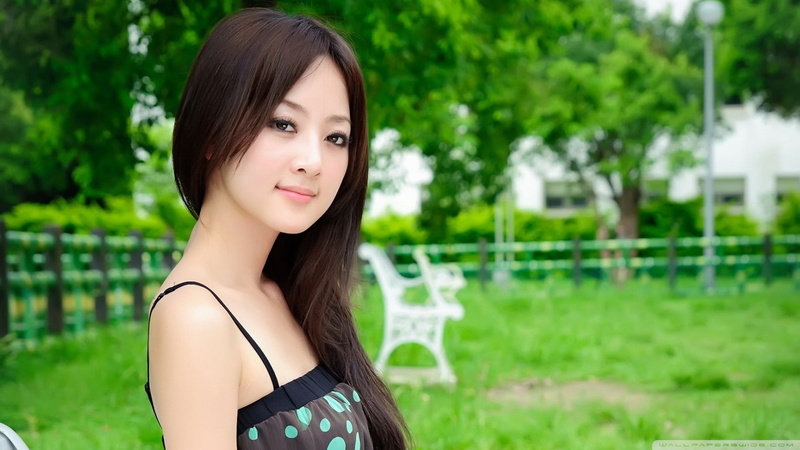 beautiful woman, one person, tree, portrait, 1080P, hair, Asian, smiling, young women, outdoors, young adult, hairstyle, adult, headshot, focus on foreground