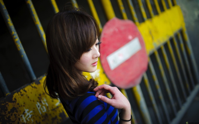 brown hair, Mikako Zhang Kaijie, young adult, adult, headshot, casual clothing, striped, one person, holding, portrait, Asian, focus on foreground, hairstyle