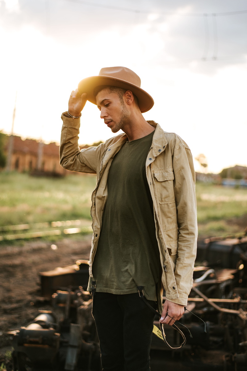 lifestyles, casual clothing, young adult, field, focus on foreground, person, 5K, style, wearing, clothing, cowboy, three quarter length, holding, leisure activity