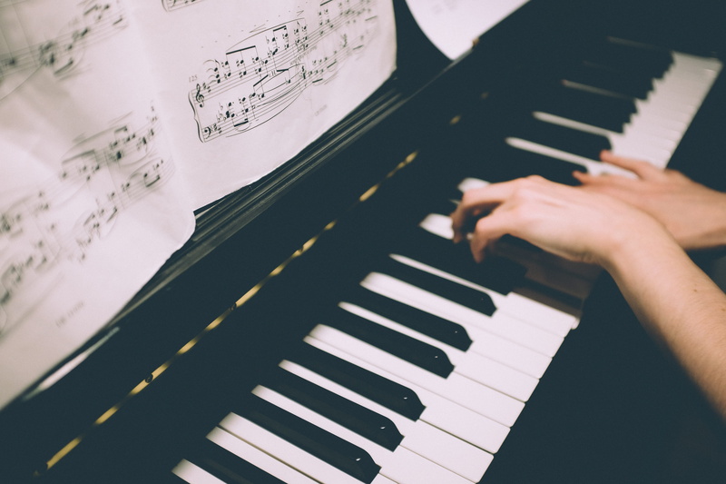 keyboard instrument, 4K, performance, keyboard, musical Note, playing, classical Music, hand, musician, arts And Entertainment, hobbies, paper, piano Key