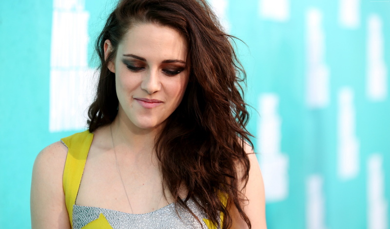 looking down, actress, young women, beauty, outdoors, focus on foreground, casual clothing, beautiful woman, contemplation, one person, Most Popular Celebs in 2015