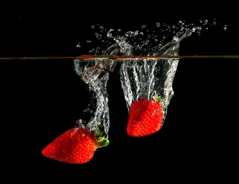 nature, splashing, 4K, no people, red, ripe, food and drink, water, high-speed photography, indoors, berry fruit, motion, strawberries, studio shot, healthy eating