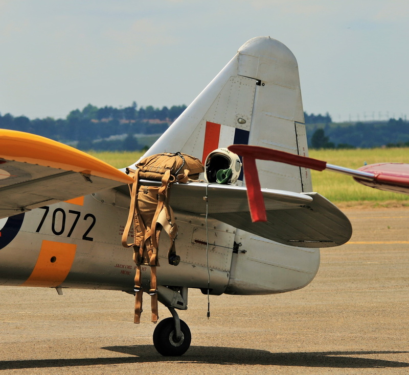 airplane, runway, 2K, transportation, at-6, no people, Wing, parachute, Aircraft, mode of transportation, propeller, nature, travel, military, outdoors