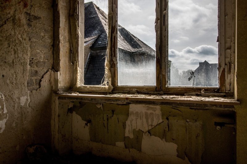 built Structure, broken, bad condition, obsolete, 5K, Space, lost place, abandoned, past, old, run down, run-Down, window frame, Broken Glass, weird, masonry