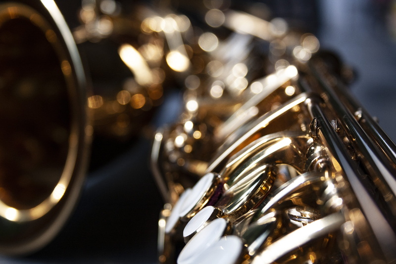 reflection, selective focus, no people, shiny, big band, arts culture and entertainment, indoors, blues, trumpet, close-up, music, focus on foreground
